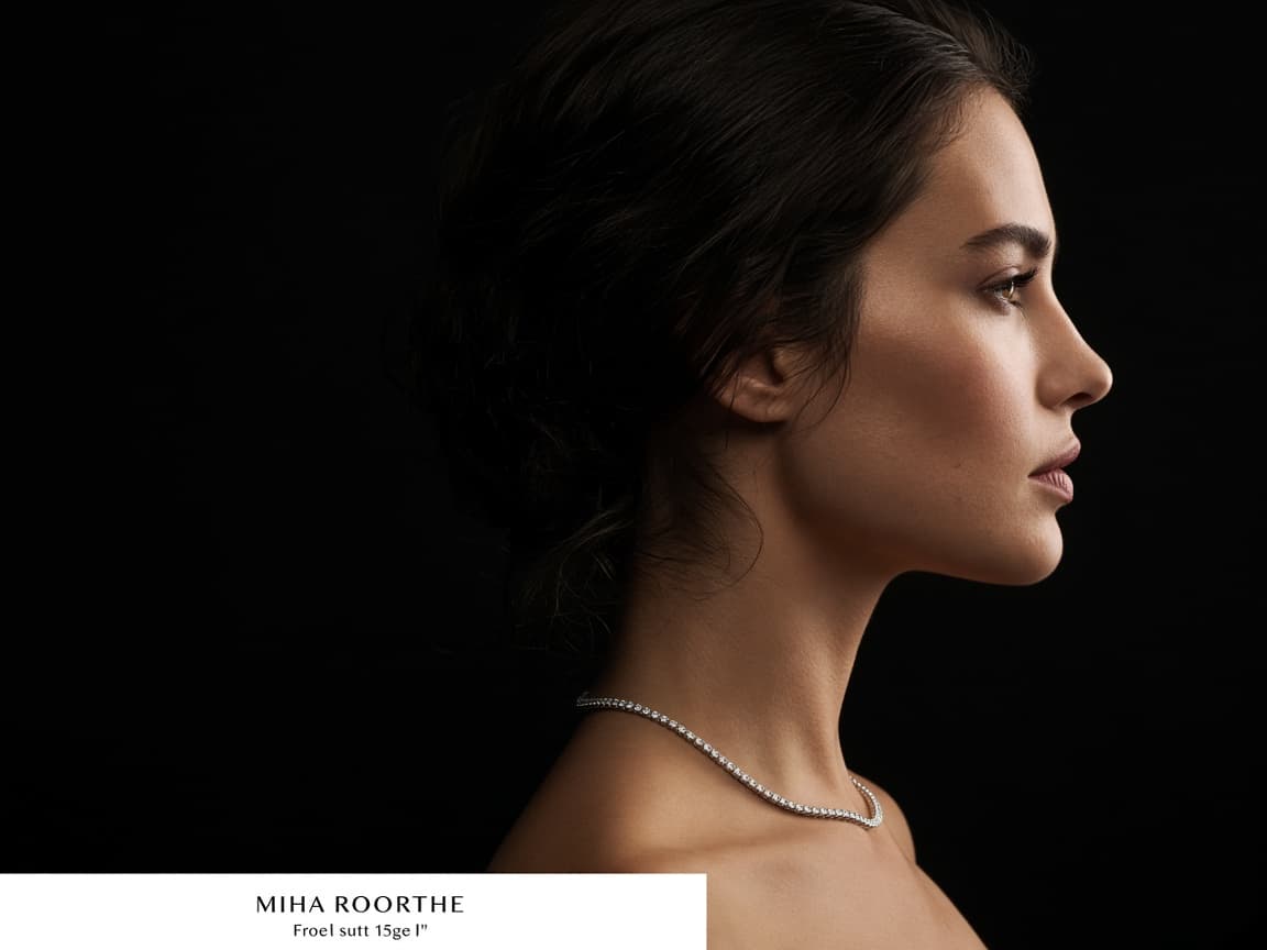 Profil portant un collier de diamants