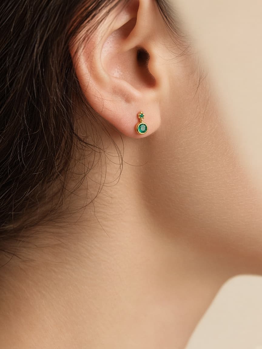 Boucle d’oreille en or sertie d’une pierre verte